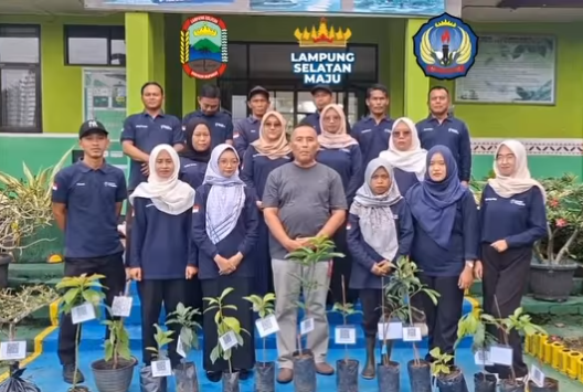 Wujud Kepedulian Lingkungan, PPPK Paruh Waktu SMPN 1 Tanjungsari Laksanakan Penanaman Pohon Asuh